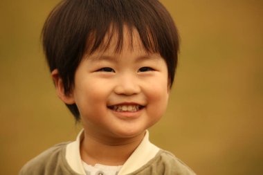 Gülümseyen bir çocuk resmi 