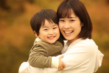 Gülümseyen ebeveyn ve çocuk 