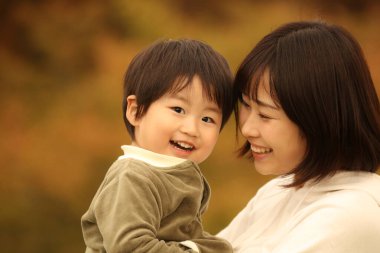 Gülümseyen ebeveyn ve çocuk 