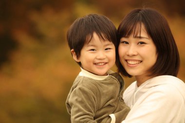 Gülümseyen ebeveyn ve çocuk 