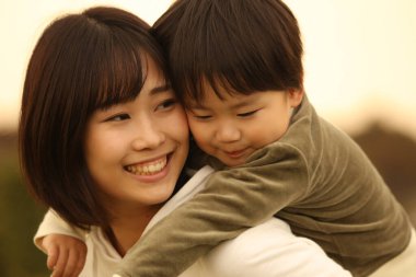 Gülümseyen ebeveyn ve çocuk 