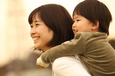 Gülümseyen ebeveyn ve çocuk 