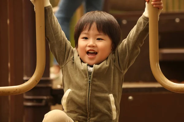 Bild Eines Spielenden Jungen — Stockfoto