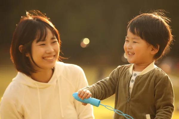 シャボン玉で遊ぶ親子 — ストック写真