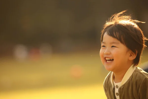 Gambar Seorang Anak Laki Laki Tersenyum — Stok Foto