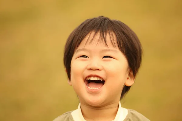 Bild Eines Lächelnden Jungen — Stockfoto