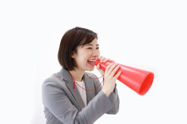 Arka planda hoparlörü açık genç Asyalı iş kadını. 