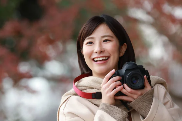 Obraz Uśmiechniętej Azjatyckiej Kobiety Robiącej Zdjęcie Zewnątrz — Zdjęcie stockowe