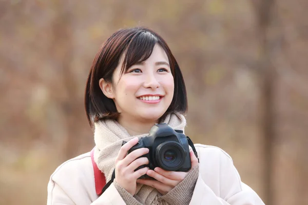 Obraz Uśmiechniętej Azjatyckiej Kobiety Robiącej Zdjęcie Zewnątrz — Zdjęcie stockowe