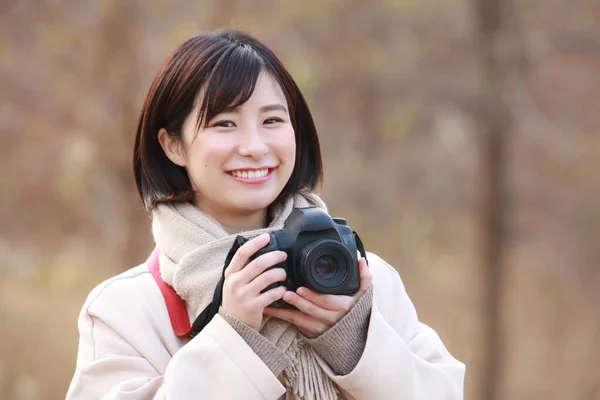 Зображення Усміхненої Азіатської Жінки Яка Робить Фотографію Відкритою — стокове фото