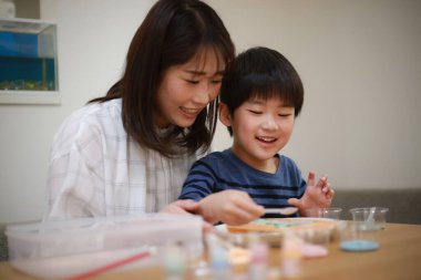 Aileler ve çocuklar graffiti pirinç krakerlerinin tadını çıkarıyorlar.