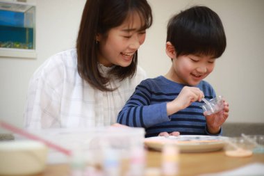 Aileler ve çocuklar graffiti pirinç krakerlerinin tadını çıkarıyorlar.