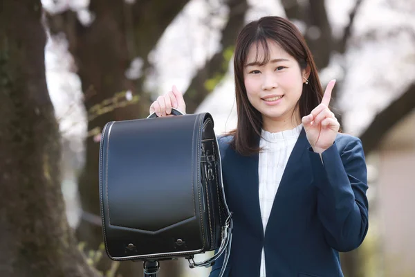 Madre Con Bolsa Escuela — Foto de Stock