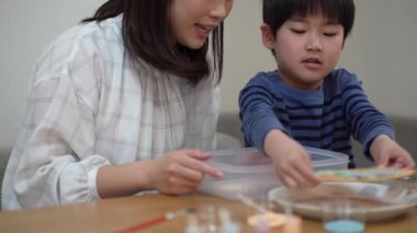 Aileler ve çocuklar graffiti pirinç krakerlerinin tadını çıkarıyorlar.