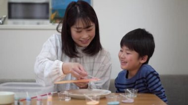 Aileler ve çocuklar graffiti pirinç krakerlerinin tadını çıkarıyorlar.