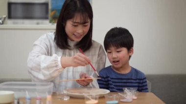 Aileler ve çocuklar graffiti pirinç krakerlerinin tadını çıkarıyorlar.