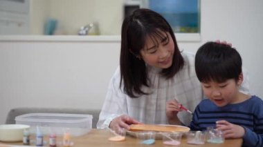 Aileler ve çocuklar graffiti pirinç krakerlerinin tadını çıkarıyorlar.