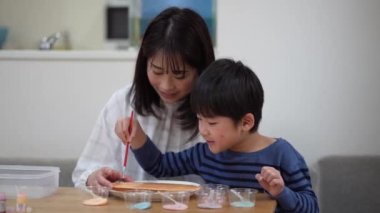 Aileler ve çocuklar graffiti pirinç krakerlerinin tadını çıkarıyorlar.