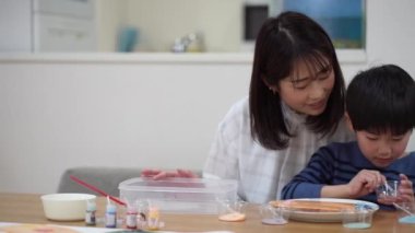 Aileler ve çocuklar graffiti pirinç krakerlerinin tadını çıkarıyorlar.