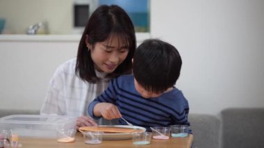 Aileler ve çocuklar graffiti pirinç krakerlerinin tadını çıkarıyorlar.