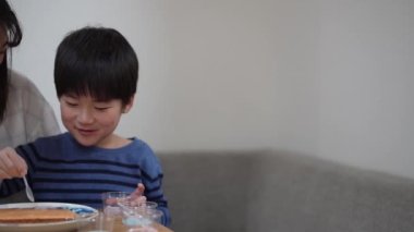 Aileler ve çocuklar graffiti pirinç krakerlerinin tadını çıkarıyorlar.