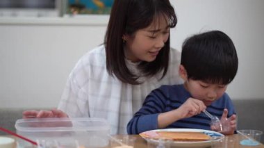 Aileler ve çocuklar graffiti pirinç krakerlerinin tadını çıkarıyorlar.