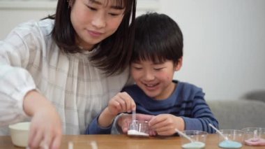 Aileler ve çocuklar graffiti pirinç krakerlerinin tadını çıkarıyorlar.