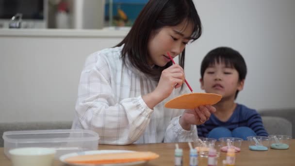 Padres Hijos Disfrutando Galletas Arroz Graffiti — Vídeo de stock