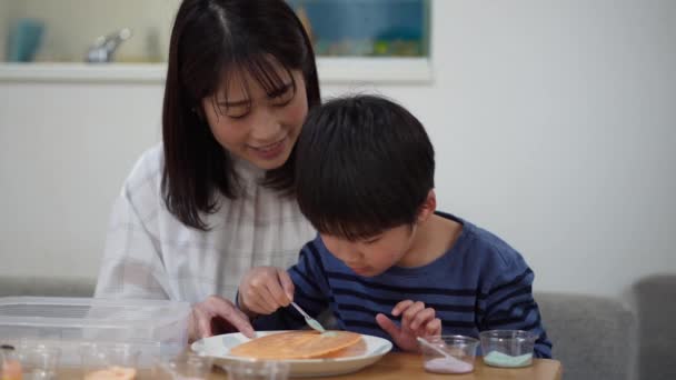 부모와 자녀들 크래커 즐긴다 — 비디오