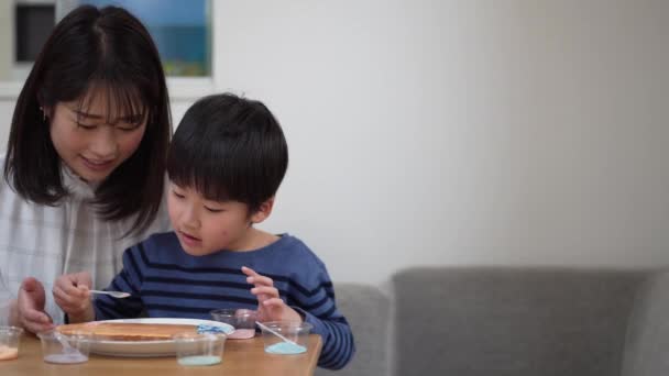 Родители Дети Наслаждаются Рисовыми Крекерами — стоковое видео