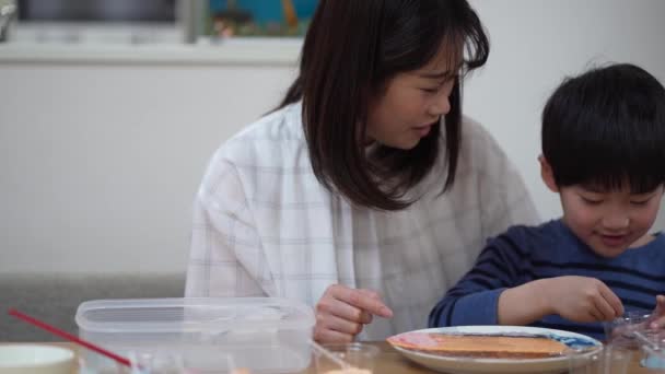 Padres Hijos Disfrutando Galletas Arroz Graffiti — Vídeo de stock