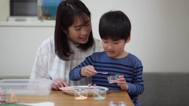 落書き餅を楽しむ親子 — ストック動画