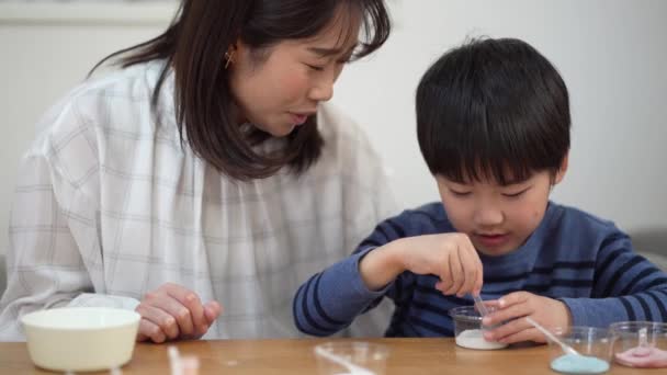 父母和孩子们喜欢吃涂鸦米饼干 — 图库视频影像