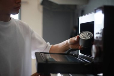 Mikrodalgada konserve ısıtmaya çalışan bir adam.