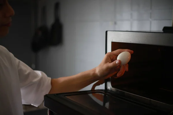 Femeie Încearcă Încălzească Cuptorul Microunde — Fotografie, imagine de stoc