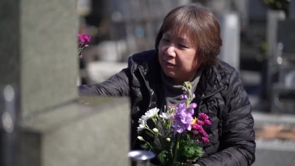 Close Beelden Van Vrouw Zet Bloemen Japanse Begraafplaats — Stockvideo