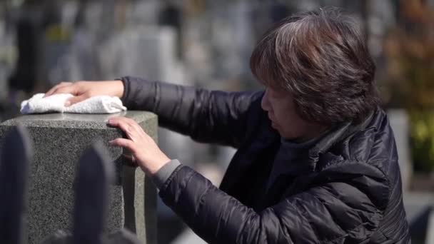 Primer Plano Las Imágenes Mujer Limpiando Tumba Cementerio Japonés — Vídeo de stock