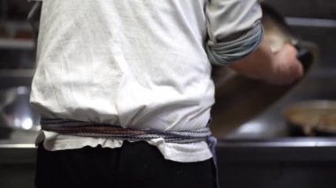 Mutfakta çalışan bir adam.