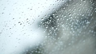 Ön cama yağmur yağıyor.