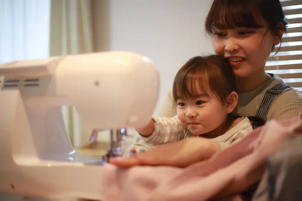 Parent Children Using Sewing Machine — ストック写真