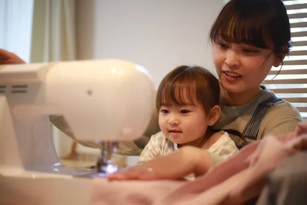 Parent Children Using Sewing Machine — ストック写真