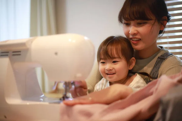 Parent Children Using Sewing Machine — ストック写真