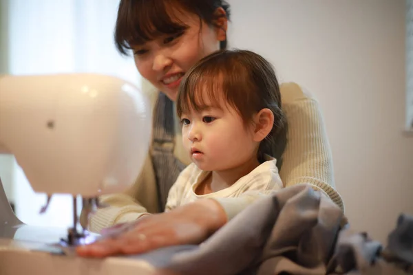 Parent Children Using Sewing Machine — ストック写真