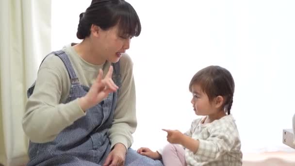 ママ遊びともに彼女の小さな娘で床にホーム — ストック動画