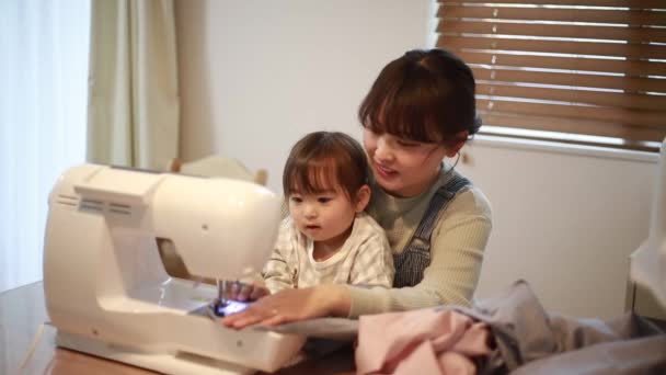 Mother Daughter Using Sewing Machine — Vídeo de stock