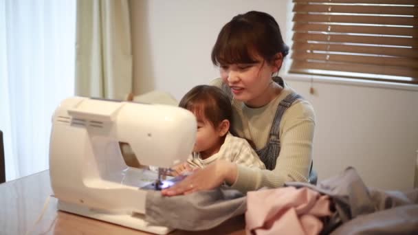 Moeder Dochter Met Een Naaimachine — Stockvideo