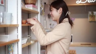 Müşterilere hizmet eden kadın katip.