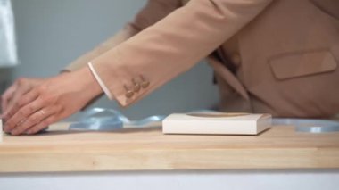 Ürünleri paketleyen bir kadın