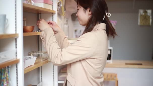 Müşterilere Hizmet Eden Kadın Katip — Stok video