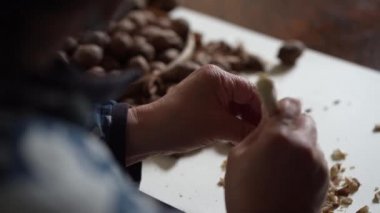 Ceviz çıkaran bir kadın.